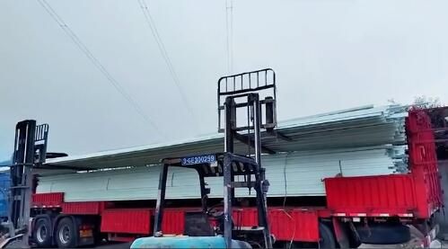 河南金偉玻璃鋼方管裝車發貨